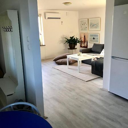 Rymlig Laegenhet I Avdelat Hus Med Egen Parkering Apartman Kaglinge Kültér fotó